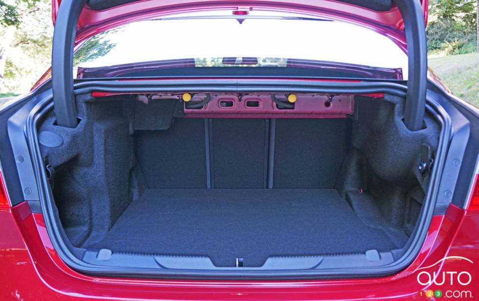 2017 Jaguar XE 35t AWD R-Sport trunk