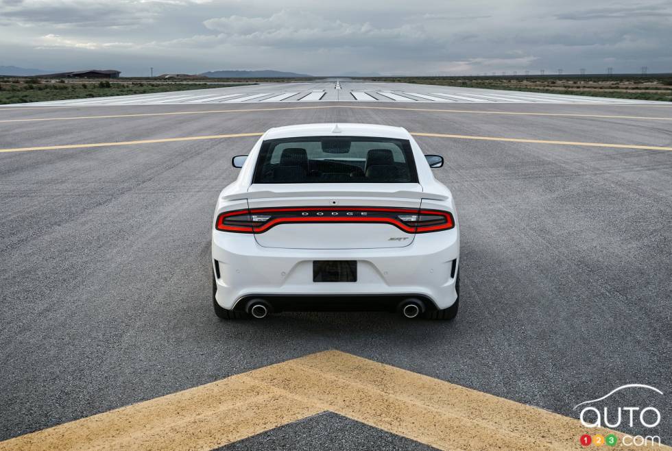 2015 Dodge Charger SRT HELLCAT pictures | Auto123