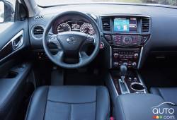 2016 Nissan Pathfinder Platinum cockpit