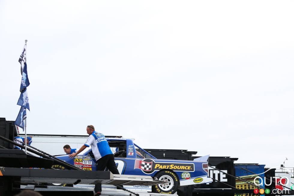 La voiture de Ross Chastain, Ford ReeseTowpower/PartsSource est rangée dans le camion après la qualification