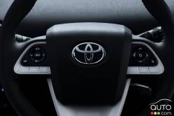 Détail volant de la Toyota Prius 2016