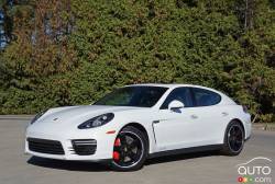 2016 Porsche Panamera GTS front 3/4 view