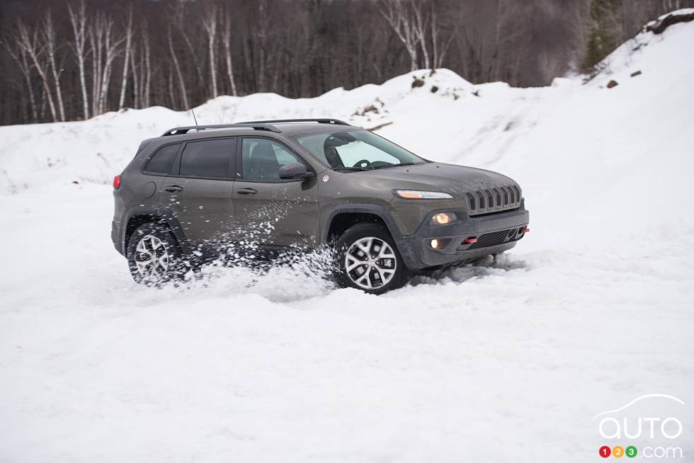 2016 Jeep Cherokee Trailhawk playing in the snow