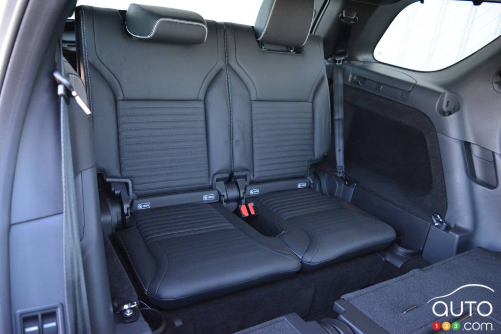 Second rear bench seat