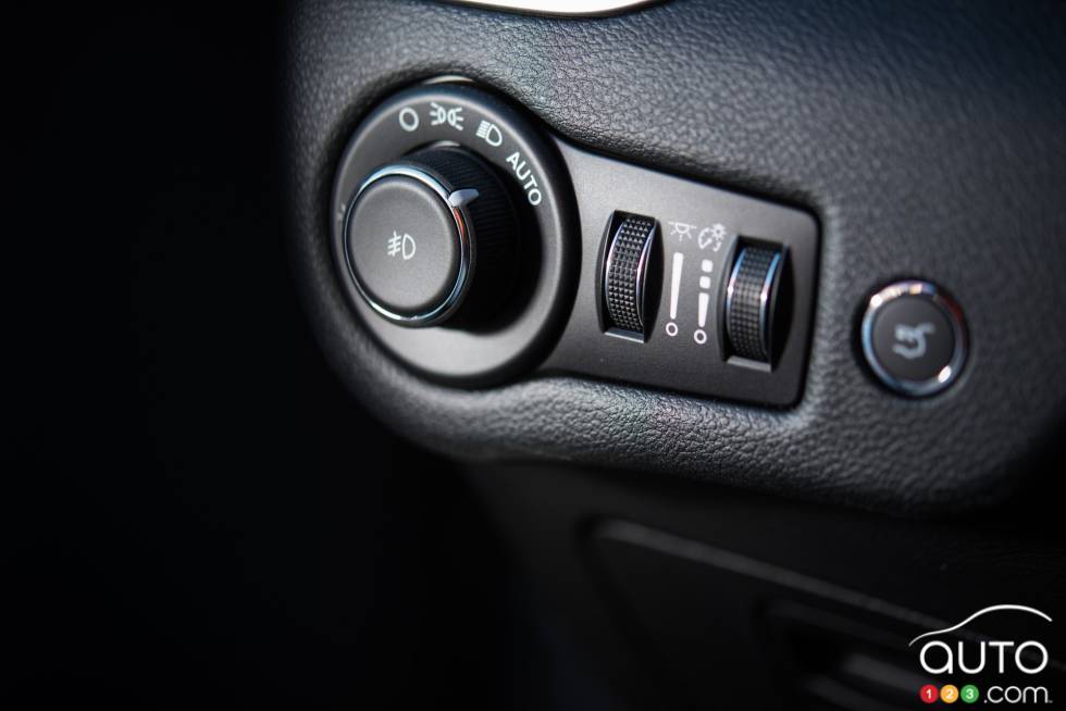 2016 Jeep Cherokee Trailhawk interior details