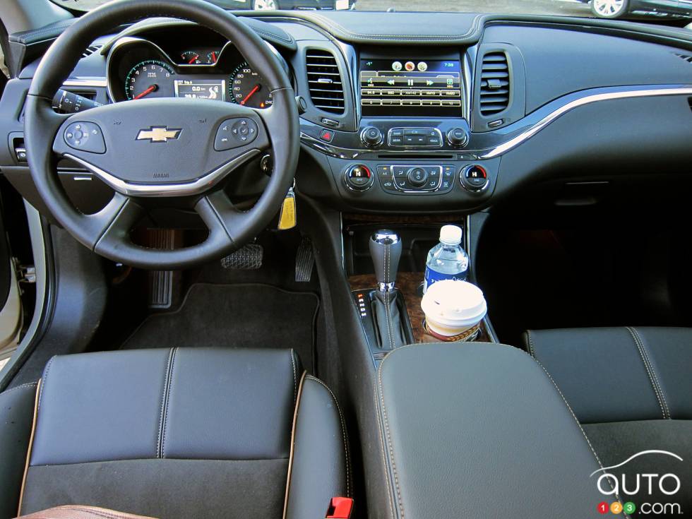 Poste de conduite avec accoudoir central