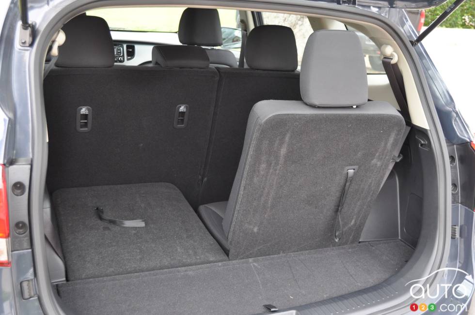 Split-folding 3rd row seats