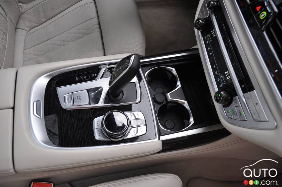 2016 BMW 750Li xDrive front center console