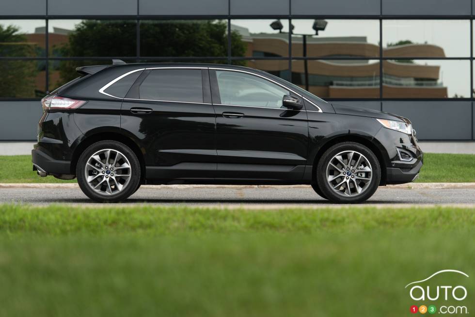 2015 Ford Edge Titanium side view