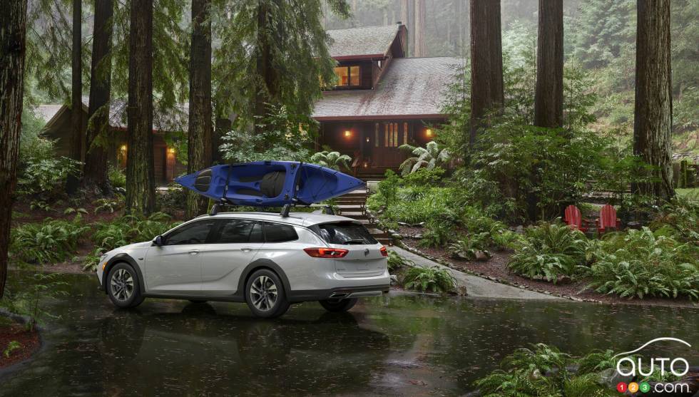Vue de profil de la  Buick Regal TourX 2018