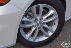 Détail roue de la Chevrolet Malibu Hybride 2016
