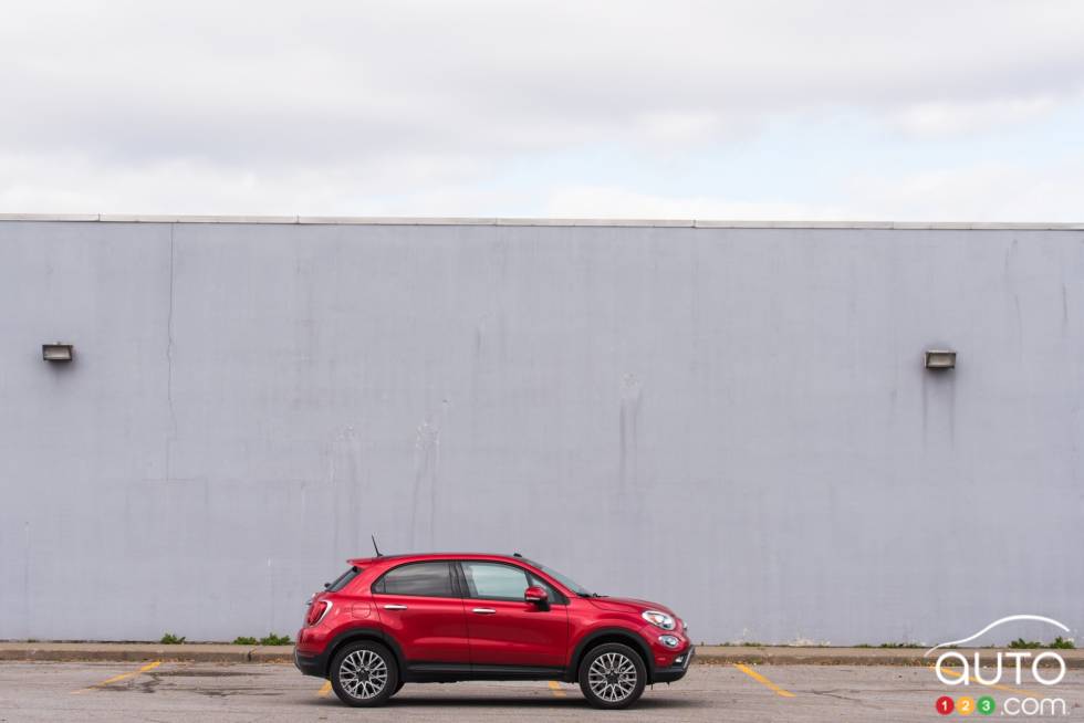 Vue de côté de la Fiat 500x 2016