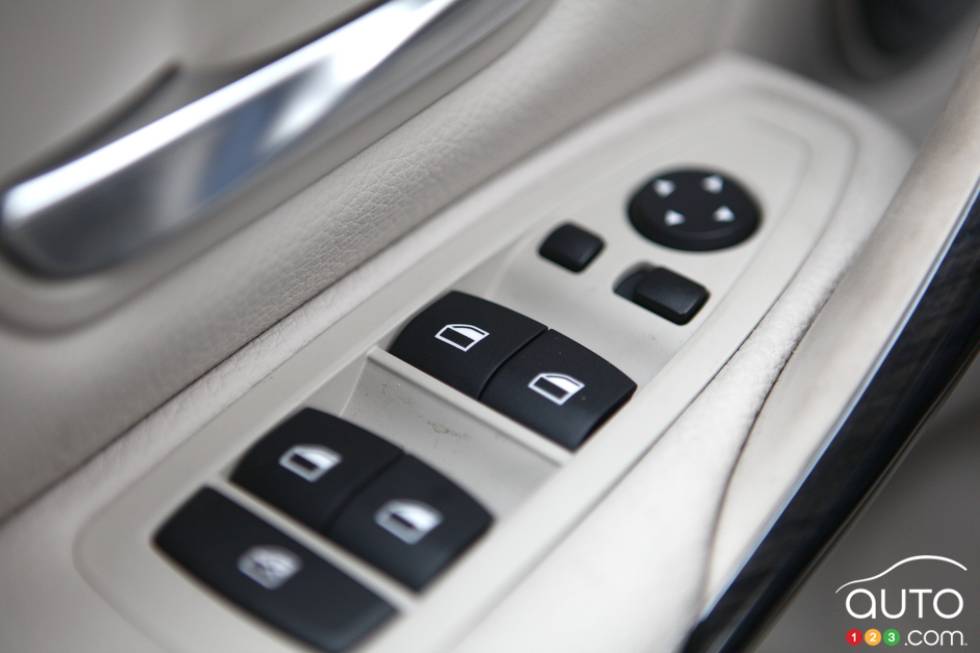 Driver's armrest controls