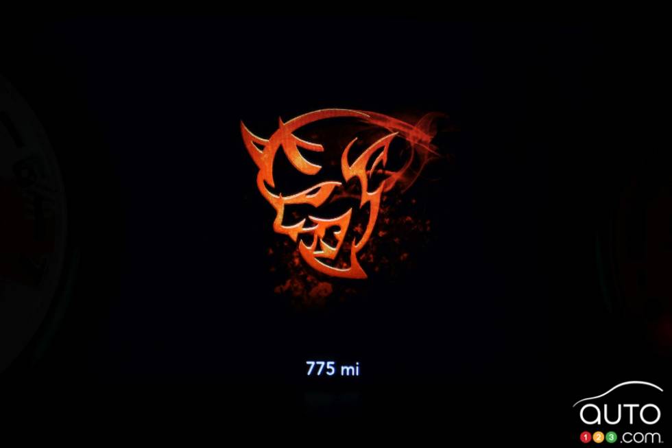 Le logo Demon apparaît au démarrage dans l'écran de 7 pouces.