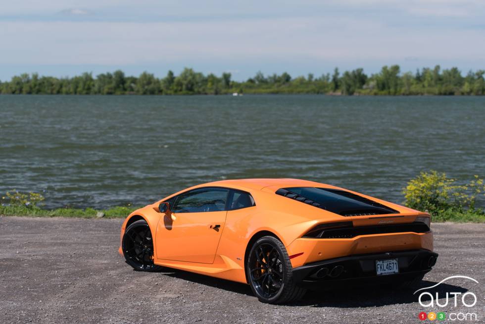 Vue 3/4 arrière de la Lamborghini Huracan 2015