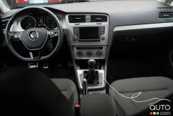 2016 Volkswagen Golf Sportwagen dashboard
