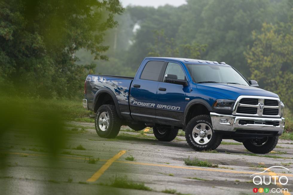 Vue 3/4 avant du Ram 2500 Power Wagon 2015