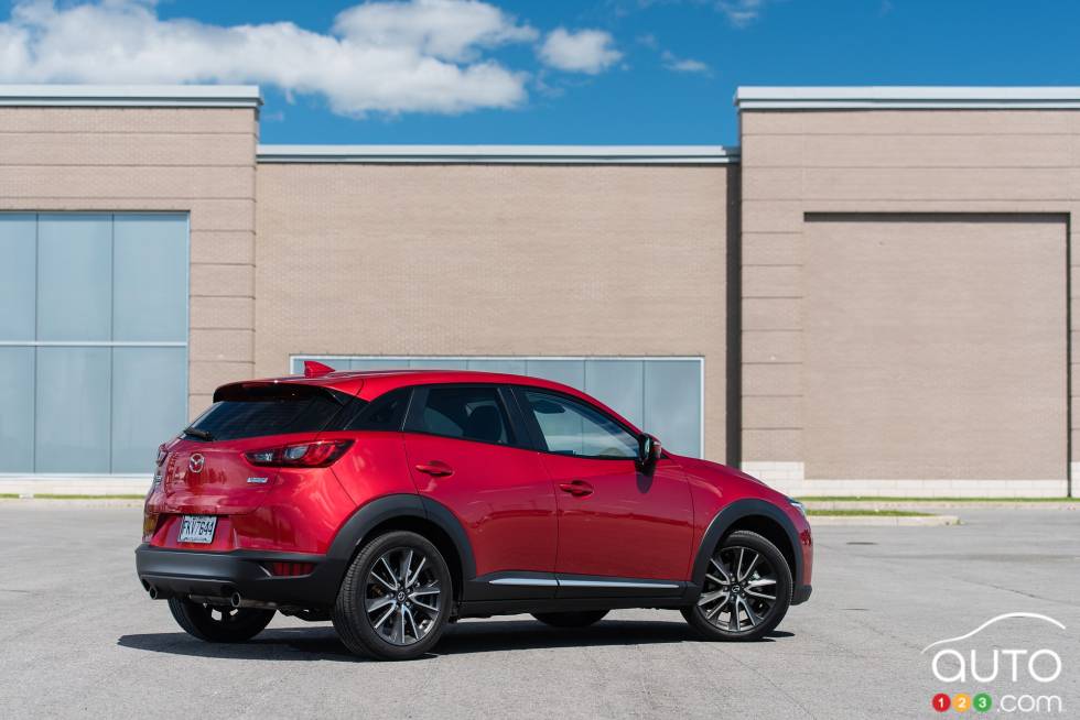 Vue 3/4 arrière de la Mazda CX-3 GT 2016
