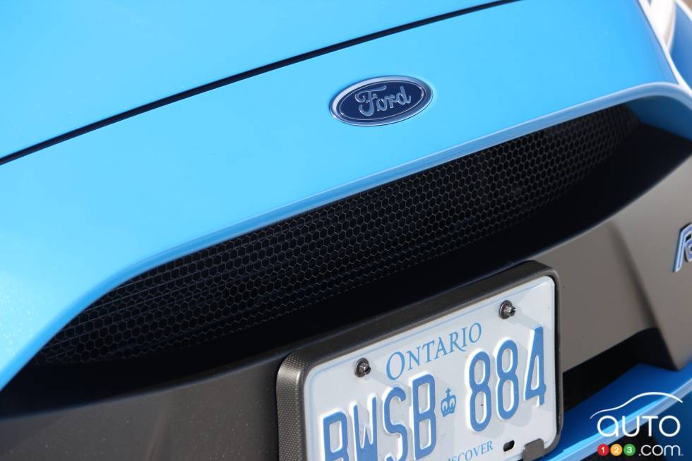 L'arrière de la voiture et le logo