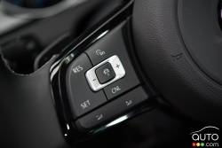 Commande pour le régulateur de vitesse sur le volant de la Volkswagen Golf R 2016