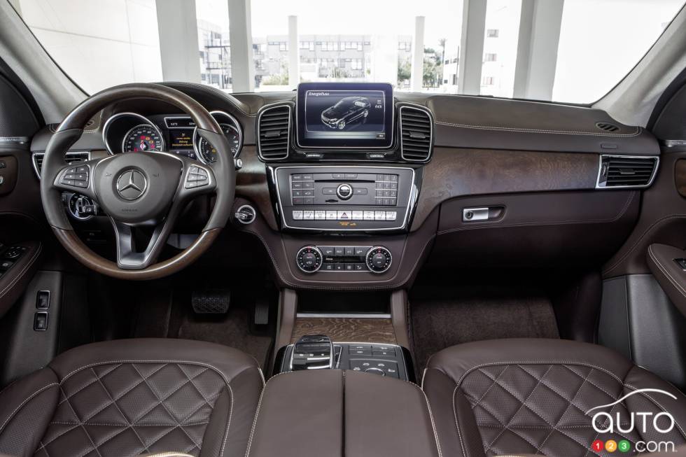 Front interior compartement