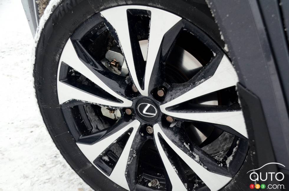 We drive the 2022 Lexus UX 250h