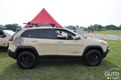 Jeep Cherokee Canyon Trail Concept side view