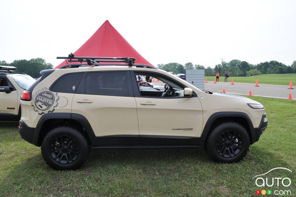 Jeep Cherokee Canyon Trail Concept side view