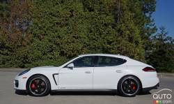 2016 Porsche Panamera GTS side view