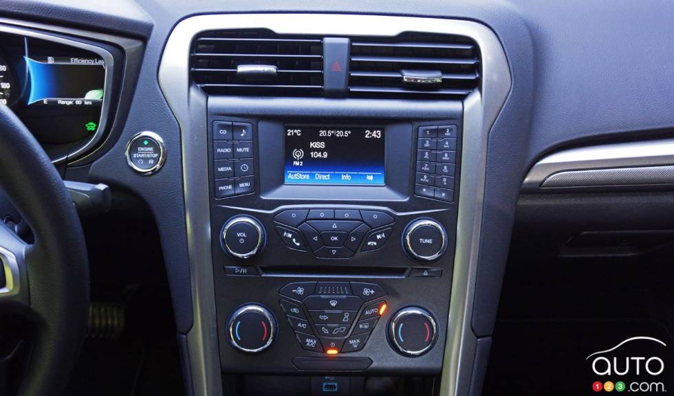 2017 Ford Fusion Hybrid infotainement display