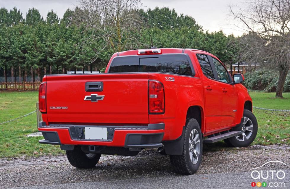 Vue 3/4 arrière du Chevrolet Colorado Z71 Crew Cab short box AWD