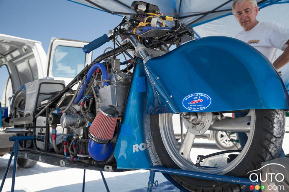 Les véhicules participants viennent de partout dans le monde comme en témoignent ces motos Triumph construites par Dave Branch et Steve French de Biggleswade, en Angleterre.