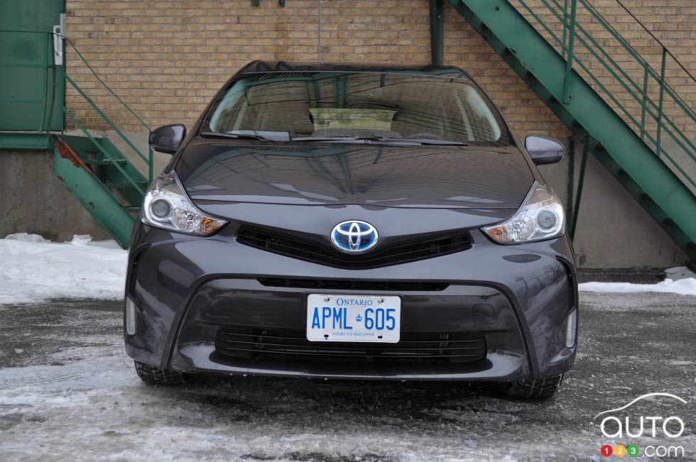 Vue de face de la Toyota Prius V 2016
