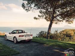 Vue 3/4 arrière de la Fiat 124 Spyder 2017