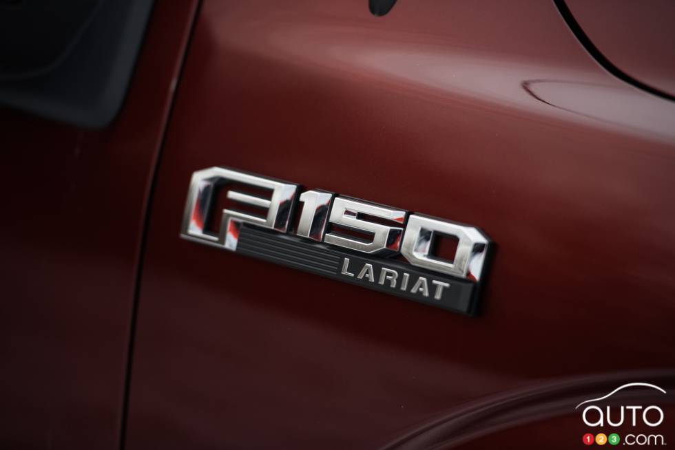 2016 Ford F-150 Lariat FX4 4x4 model badge