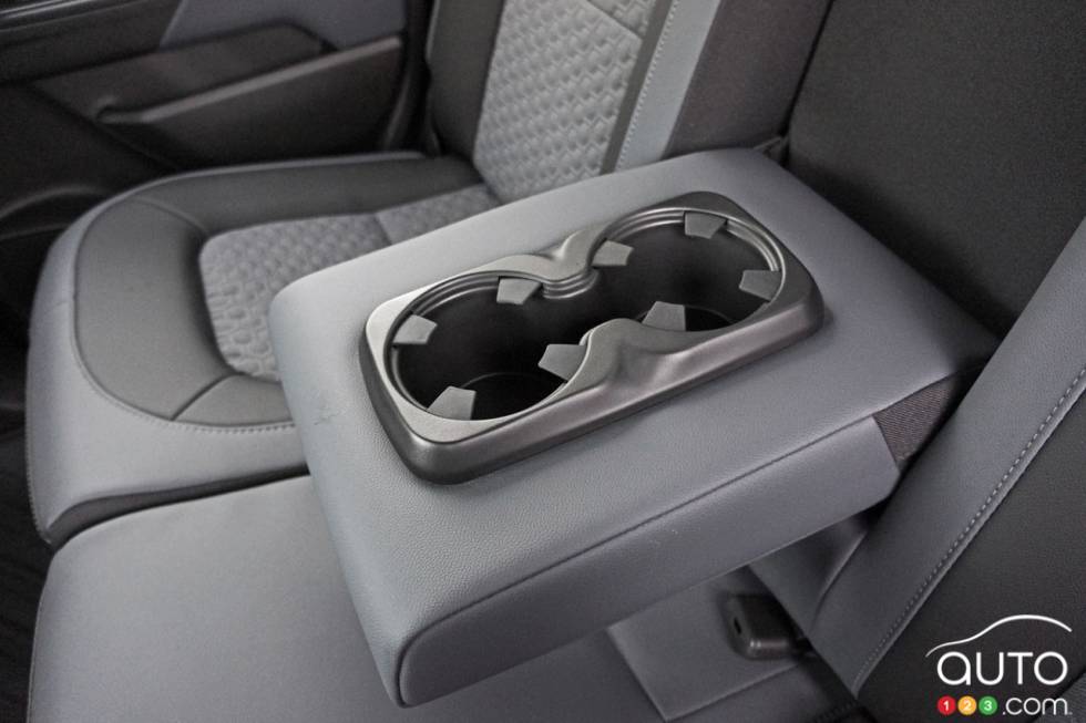 Accoudoire central arrière avec porte-gobelets du Chevrolet Colorado Z71 Crew Cab short box AWD