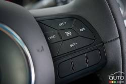 Commande pour le régulateur de vitesse sur le volant de la Fiat 500x 2016