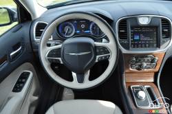 Habitacle du conducteur de la Chrysler 300 C 2016