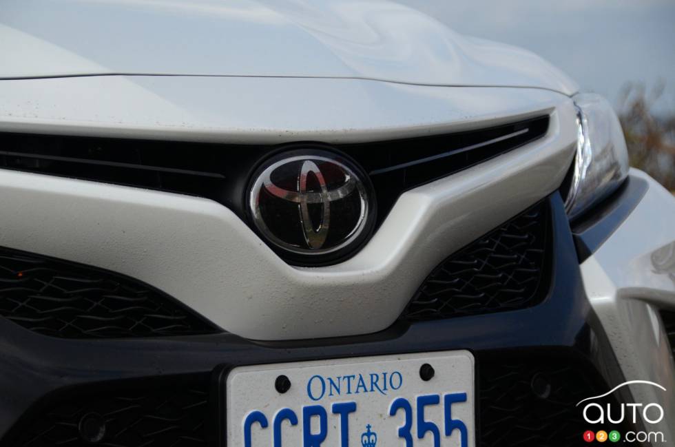 Front logo of the 2018 Camry X SE
