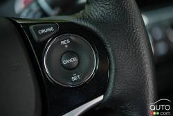 Commande pour le régulateur de vitesse sur le volant de la Honda Civic EX coupe 2015