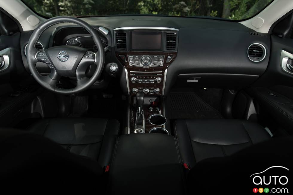 2015 Nissan Pathfinder Platinum AWD dashboard
