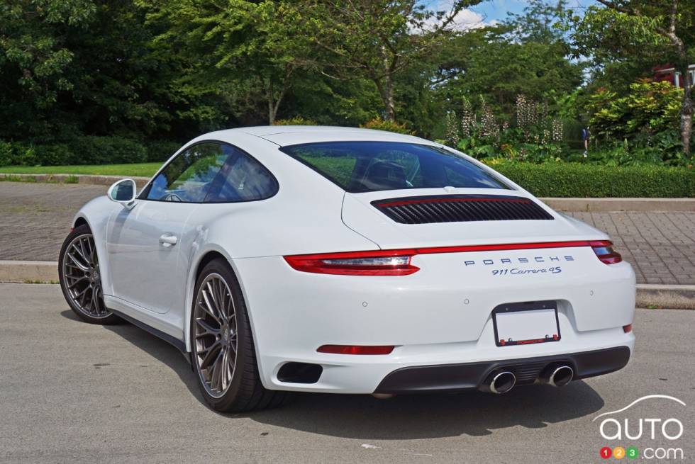 Vue 3/4 arrière de la Porsche 911 Carrera 4s 2017