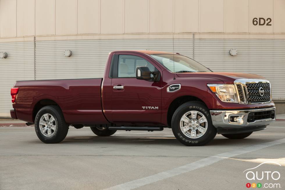 2017 Nissan TITAN Single Cab front 3/4 view