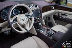 Habitacle du conducteur de la Bentley Bentayga 2017