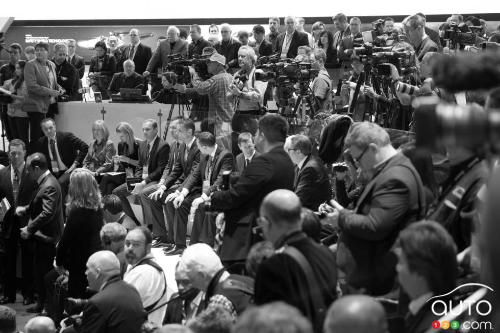 les membres des médias se rassemblent avant la conférence de presse de Nissan