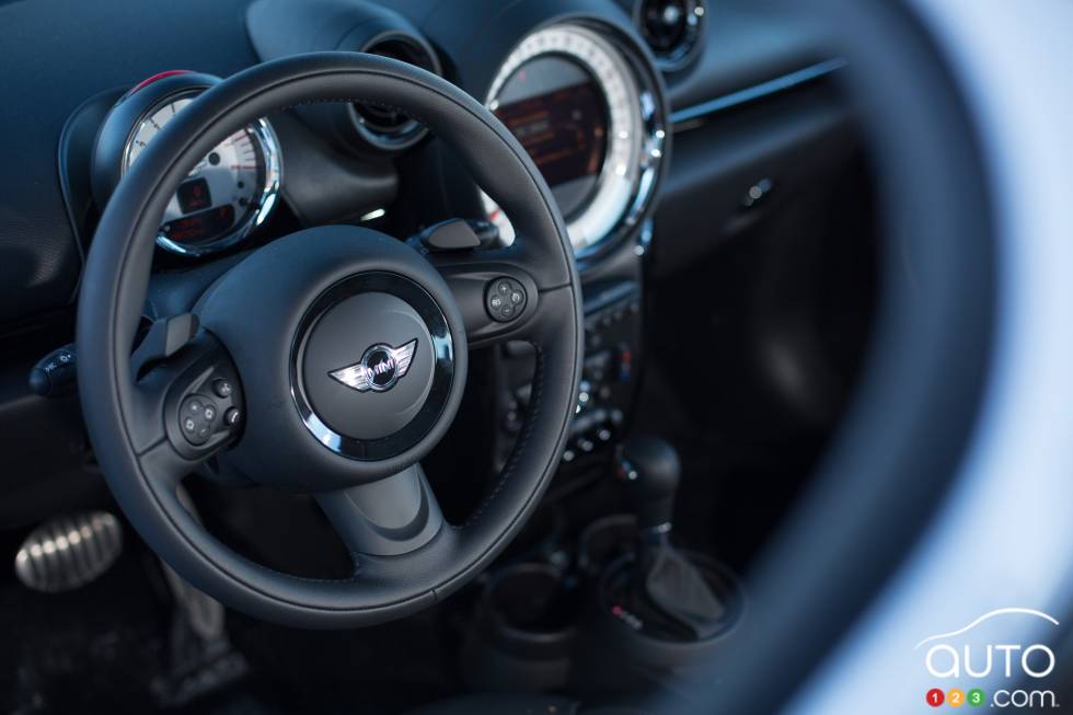 Steering wheel with controls