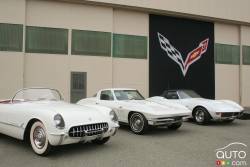 De gauche à droite; Corvette 1953, Corvette C2 1966 et la Corvette C3 de 1972
