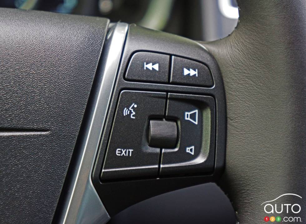 Commande pour audio au volant de la Volvo XC60 T5 AWD 2016