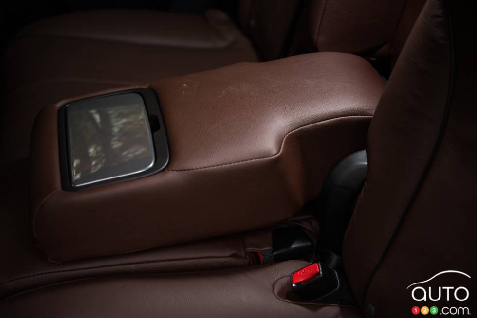 Accoudoire central arrière avec porte-gobelets de la Toyota Venza Édition Redwood 2016