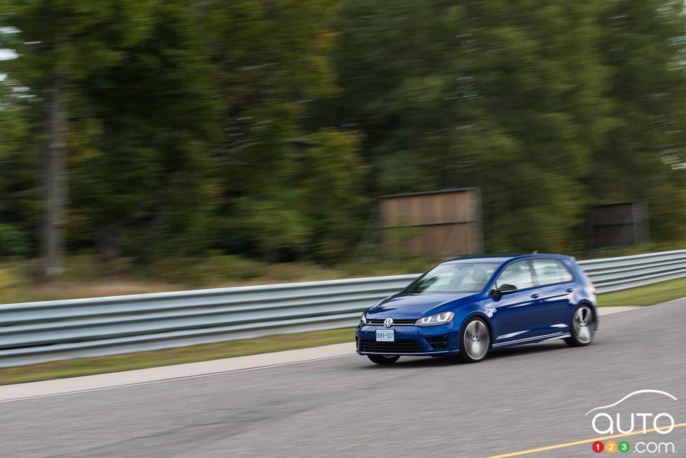 2016 Volkswagen Golf R front 3/4 view